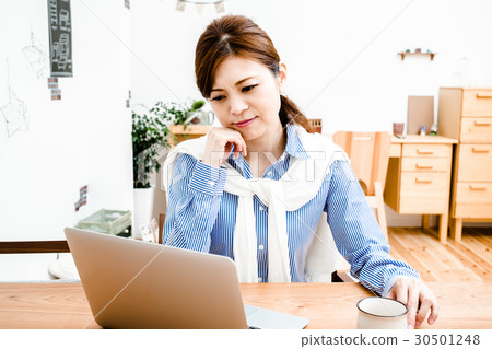 在家觀看膝上型計算機的婦女 30501248