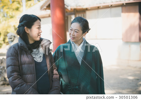 shrine, pregnant, pregnant woman 30501306
