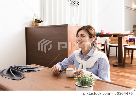 女人在看電視 女人在看電視 30504476