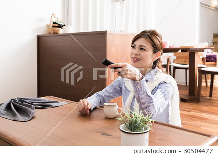 女人在看電視 女人在看電視 30504477