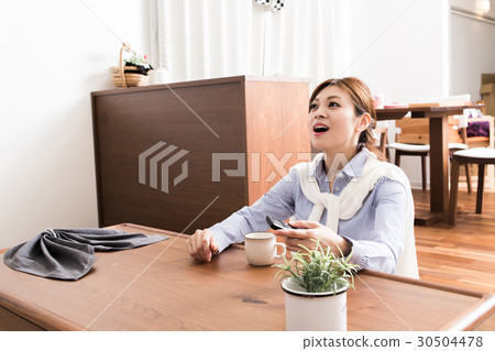 女人在看電視 女人在看電視 30504478