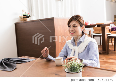 女人在看電視 女人在看電視 30504479
