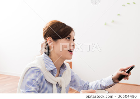 女人在看電視 30504480