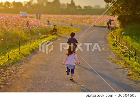 一個孩子奔向夕陽 30504605