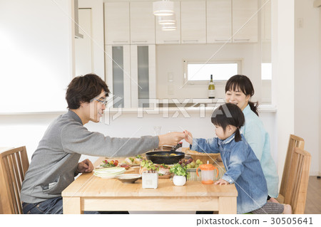 家庭的桌子 30505641