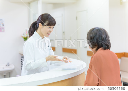 Middle female, senior women, pharmacist, prescription, medicine 30506368