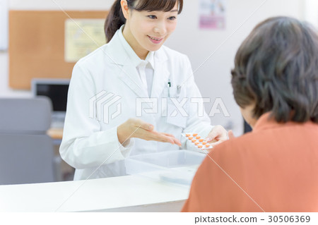 中年女性，高級女性，藥劑師，處方，醫學 30506369