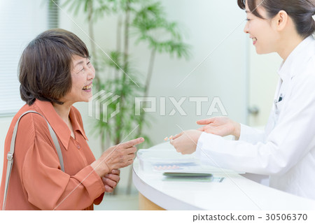 Middle female, senior women, pharmacist, prescription, medicine 30506370