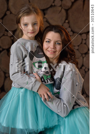 图库照片: mom and daughter at home