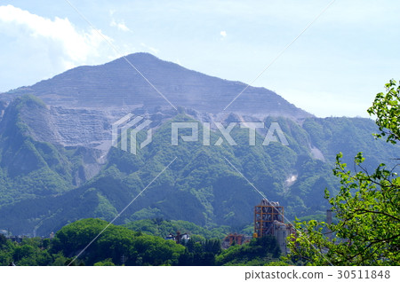 Mountain appearance cut down Mining of limestone Mt. Mt. Kuyoshi May 2017 30511848