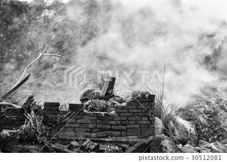 Abandoned past 30512081