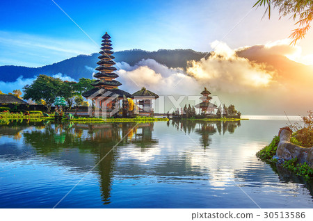 pura ulun danu bratan temple in Bali, indonesia. 30513586