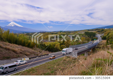[靜岡縣]在伊豆橫貫道路上行駛的汽車，富士山在後面 30515004