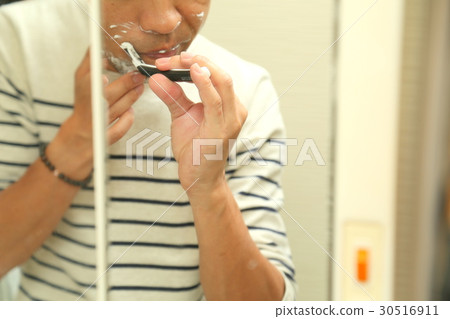 男性刮鬍子 男性刮鬍子 30516911