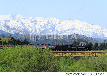 新鮮綠色的Banetsukoshi線SL和剩下的雪的Iide Fu山 30517354