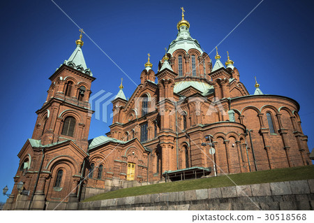 Uspenski Cathedral in sunshine in the Finnish capi 30518568