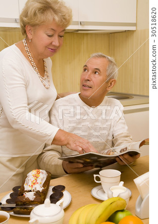 Elderly couple 30518620