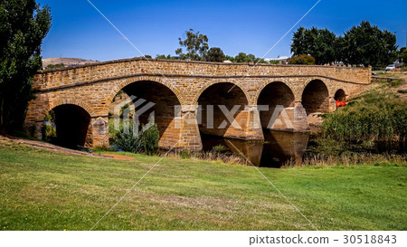 The iconic Richmond Bridge on bright sunny day 30518843