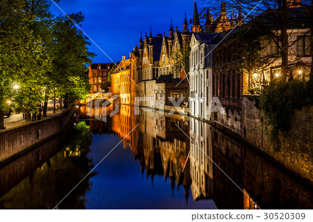 Canals in Bruges at night Canals in Bruges at night 30520309