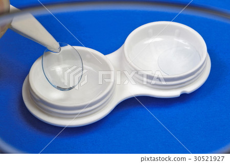 Removing a soft contact lens from the case Removing a soft contact lens from the case 30521927