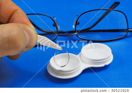 Removing the soft contact lens Removing the soft contact lens 30521928