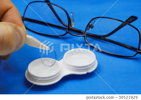 Removing the soft contact lens Removing the soft contact lens 30521929