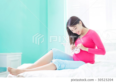 beauty pregnancy woman 30523204