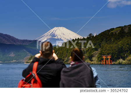在蘆之湖的箱根神社的鳥居和觀看富士山的外國遊客 30524702