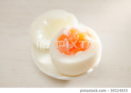 煮半熟的雞蛋 煮半熟的雞蛋 30524835