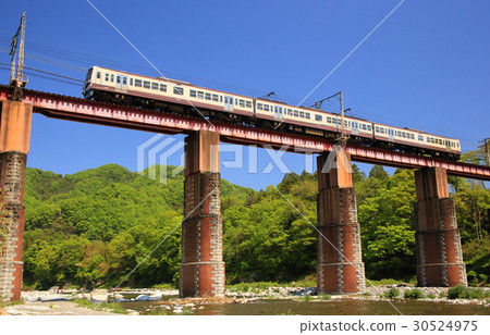 秩父鐵路的快車和荒川鐵橋的新綠 秩父鐵路的快車和荒川鐵橋的新綠 30524975
