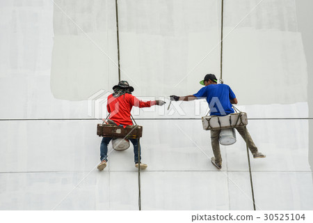 Un safety Painters and harnesses hanging high 30525104