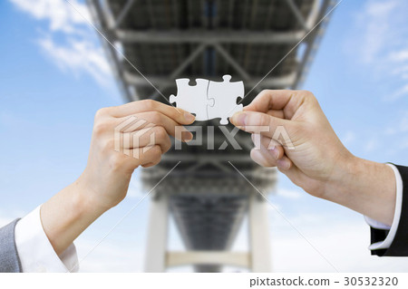 Men and women with jigsaw puzzles Men and women with jigsaw puzzles 30532320