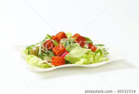 vegetable salad with cheese 30532514