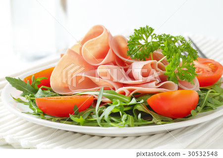 arugula salad with ham and tomatoes 30532548
