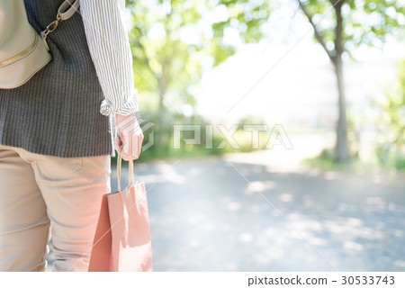 Shopping on the way home 30533743