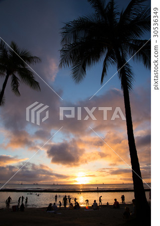 在海灘的日落煥發在夏威夷 在海灘的日落煥發在夏威夷 30536349