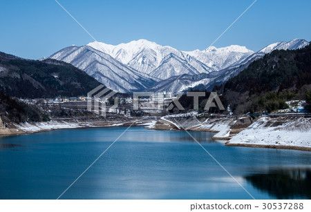 Akutani湖和Mt. Koedenama在冬天 Akutani湖和Mt. Koedenama在冬天 30537288