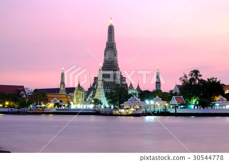 Prang of Wat Arun Ratchawararam in sunset sky 30544778
