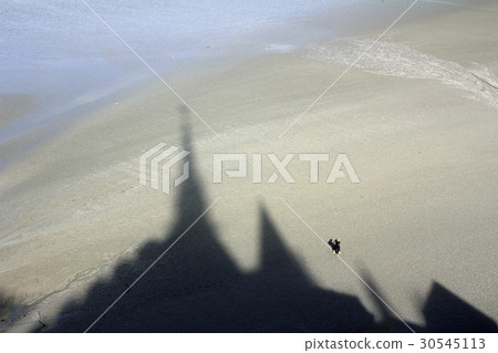 The shade of Mont Saint Michel reflected on the sandy beach 30545113