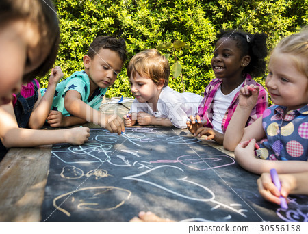 Group of kindergarten kids friends drawing art class outdoors Group of kindergarten kids friends drawing art class outdoors 30556158