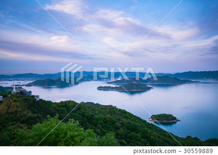 從尾道市高見山展望台可以欣賞到瀨戶內海眾多島嶼和日落的壯麗景色。 30559889