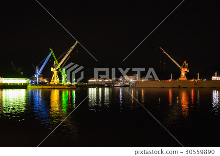 尾道市向島造船廠的起重機在夜晚燈火通明。 尾道市向島造船廠的起重機在夜晚燈火通明。 30559890