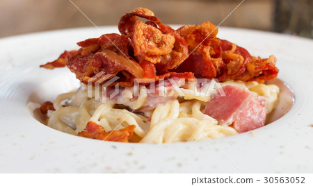closeup carbonara in white plate closeup carbonara in white plate 30563052