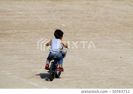 自行車在廣闊的地方練習 自行車在廣闊的地方練習 30563712