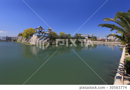 從東側(沖繩,城堡塔,裝甲塔)的今治城堡的全景 從東側(沖繩,城堡塔,裝甲塔)的今治城堡的全景 30563774
