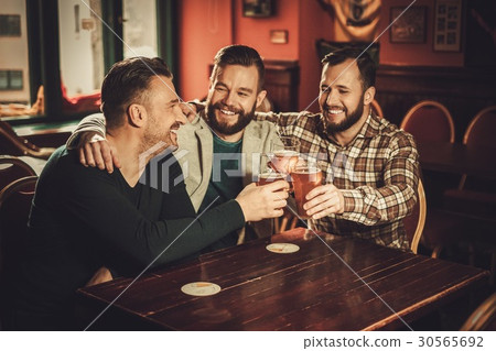 Cheerful old friends having fun and drinking draft 30565692
