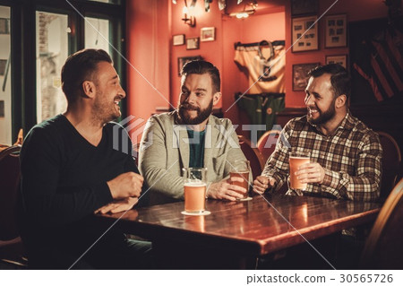 Cheerful old friends having fun and drinking draft 30565726