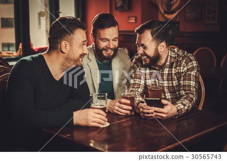 Cheerful old friends having fun and drinking draft 30565743