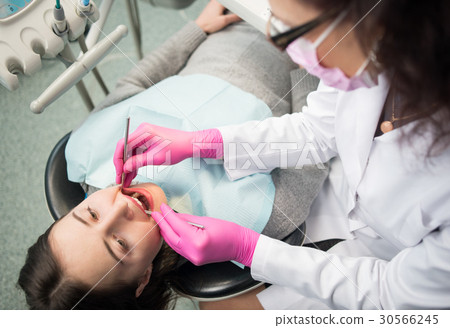 Female dentist with patient in the dental office 30566245