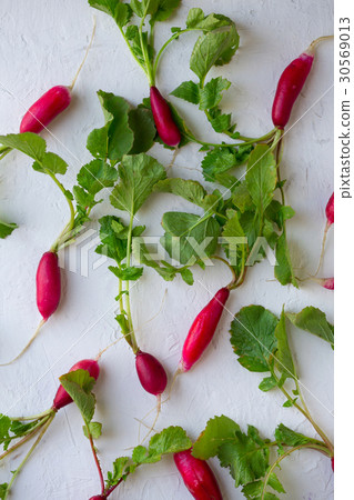 Long organic radishes 30569013